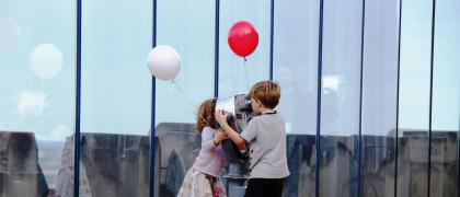Kinder mit rotem Luftballon